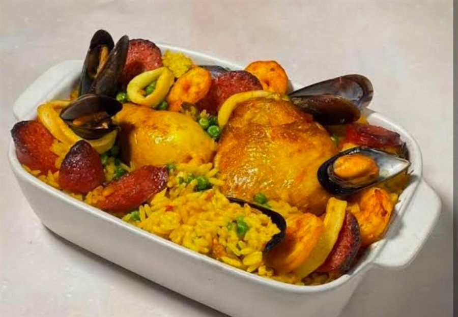 Plat de riz au poulet, chorizo et fruits de mer